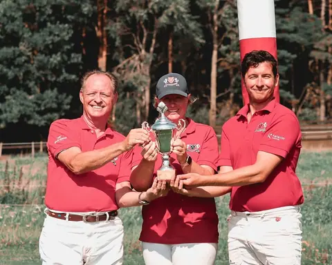 Tre spillere holder en pokal